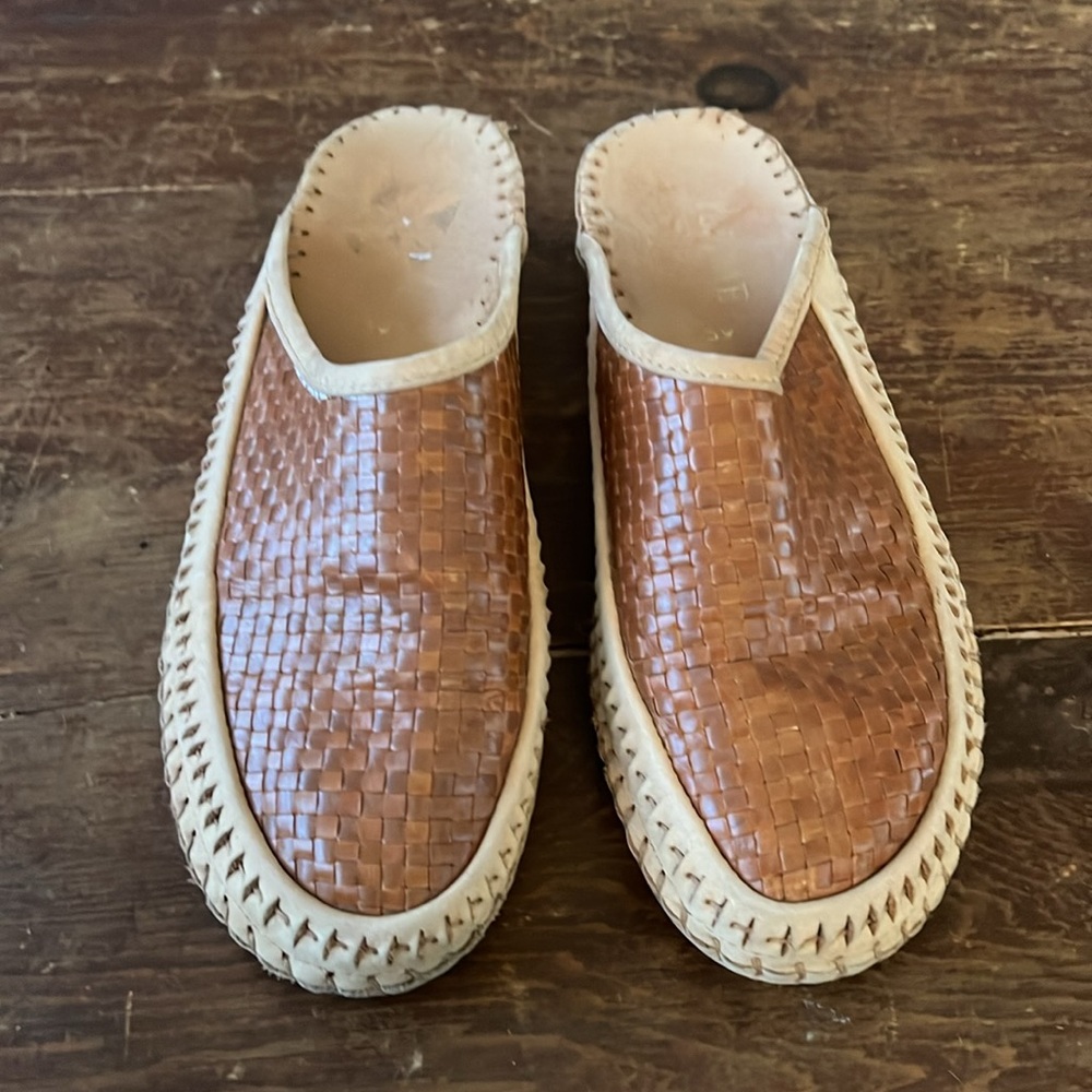 Genuine leather slip on La Plume shoes. Hi quality shoes at a grt price. S 8.5 - Picture 2 of 5
